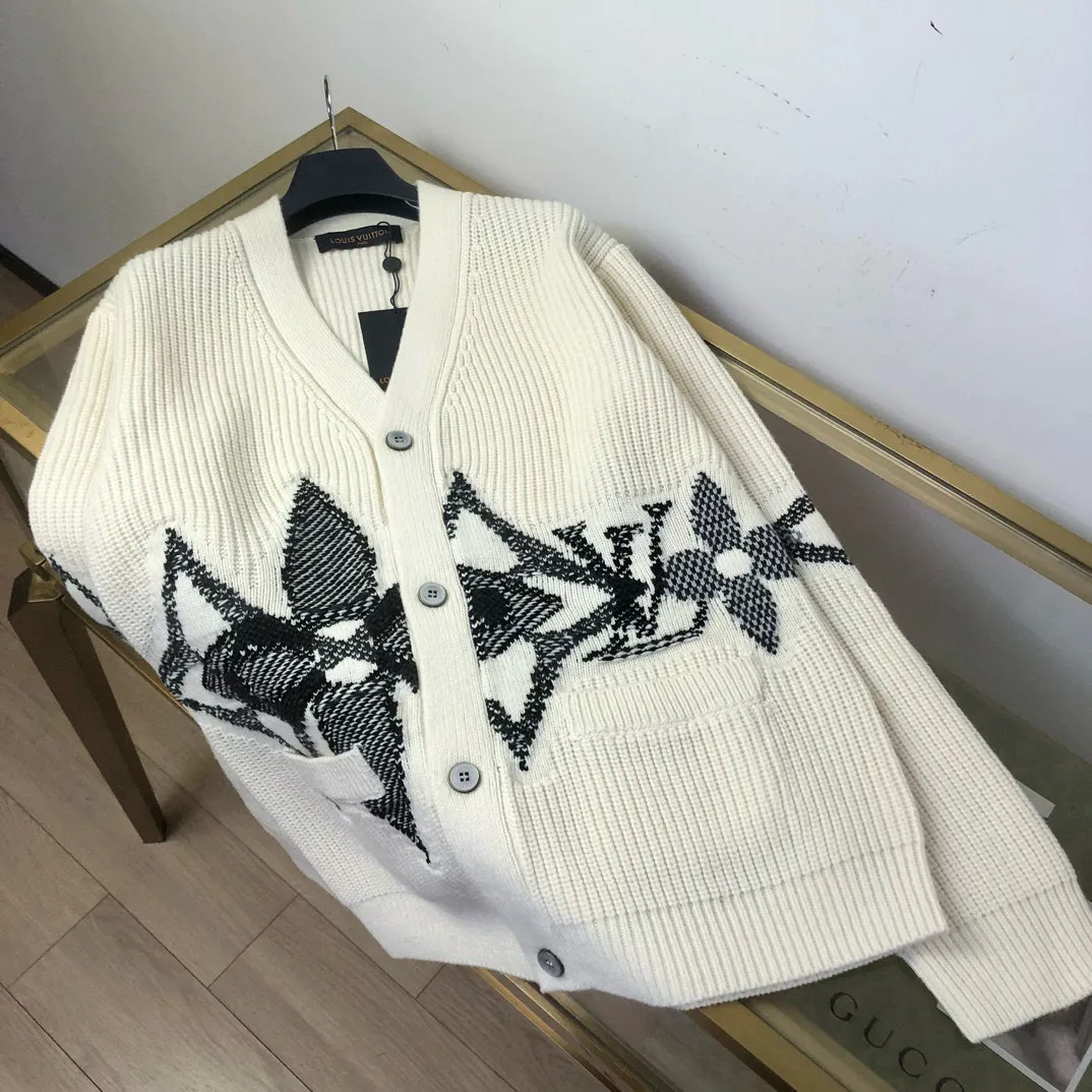 🅿️720 🀄️ Louis Vuitton's exclusive version of the LV intarsia knitted cardigan 🔥 This sheepskin cardigan is embellished with eye-catching logo patterns. Large LV letters and Monogram flowers overlap on the lower body and sleeves to create a snowy scene. The elegant intarsia knitting uses contrast stitching and contrasts with the wide ribbed base to create a three-dimensional effect and is suitable for comfortable wear after skiing. Enjoy leisure time at night. The same styles for men and women. You can buy items on the official website at a ratio of one to one.